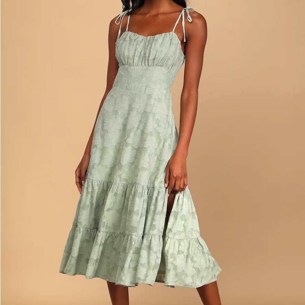 Lulu’s Sage Tiered Midi-dress